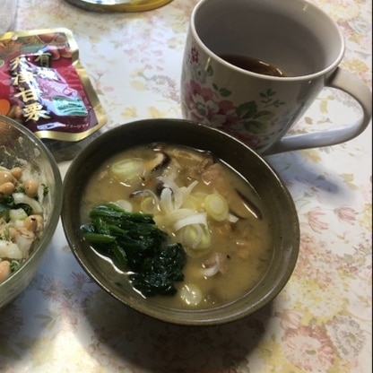 白味噌のお雑煮を食べてみたかったので参考にさせていただきました。具は家にあったものを入れましたが、おいしかったです^_^